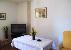 salon ze stołem z kwiatami w obiekcie Villa Barbara w mieście Mlini