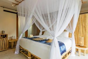Postel nebo postele na pokoji v ubytování Jellyfish Villas Bingin Beach