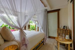 Postel nebo postele na pokoji v ubytování Jellyfish Villas Bingin Beach