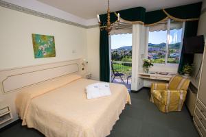 Voodi või voodid majutusasutuse Hotel Abano Astoria toas