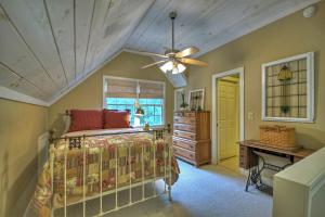 ein Schlafzimmer mit einem Bett und einem Deckenventilator in der Unterkunft Southern Living Cottage Cozy up by the fire relax on the porch and enjoy peaceful surroundings in Blue Ridge