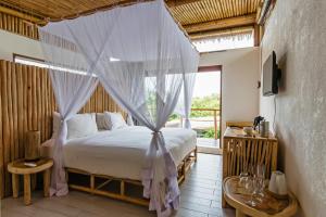Postel nebo postele na pokoji v ubytování Jellyfish Villas Bingin Beach + 26 fotografií