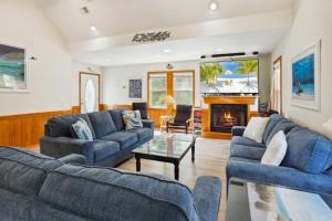 sala de estar con 2 sofás azules y chimenea en 6061 - Bark O Lounge, en Nags Head