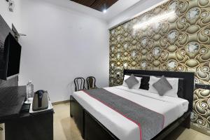 a bedroom with a large bed and a wall at Townhouse Hotel Vaishnavi Inn in Lucknow +31 photos