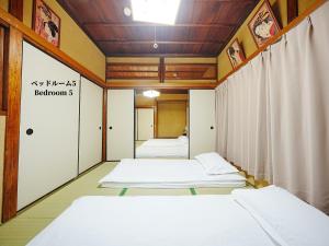Postel nebo postele na pokoji v ubytování 301m2 百年桜庭園ヴィラ丨新宿 歌舞伎町まで直通17分丨駐車場3台丨長期滞在可丨最大10名 301m2 Century Old Sakura Garden Villa Direct丨Access to Shinjuku Kabukicho in 17 min丨3 Parking Spaces丨Long Term OK丨Up to 10 Guests