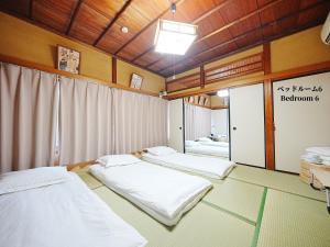 Postel nebo postele na pokoji v ubytování 301m2 百年桜庭園ヴィラ丨新宿 歌舞伎町まで直通17分丨駐車場3台丨長期滞在可丨最大10名 301m2 Century Old Sakura Garden Villa Direct丨Access to Shinjuku Kabukicho in 17 min丨3 Parking Spaces丨Long Term OK丨Up to 10 Guests