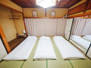 Postel nebo postele na pokoji v ubytování 301m2 百年桜庭園ヴィラ丨新宿 歌舞伎町まで直通17分丨駐車場3台丨長期滞在可丨最大10名 301m2 Century Old Sakura Garden Villa Direct丨Access to Shinjuku Kabukicho in 17 min丨3 Parking Spaces丨Long Term OK丨Up to 10 Guests