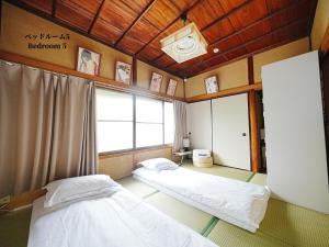 Postel nebo postele na pokoji v ubytování 301m2 百年桜庭園ヴィラ丨新宿 歌舞伎町まで直通17分丨駐車場3台丨長期滞在可丨最大10名 301m2 Century Old Sakura Garden Villa Direct丨Access to Shinjuku Kabukicho in 17 min丨3 Parking Spaces丨Long Term OK丨Up to 10 Guests