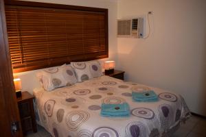 Wildsights Beach Units في دينهام: غرفة نوم عليها سرير وفوط