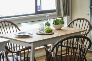 Foto de la galeria de Bright 1BR Apt w Parquet Floor in the City by Sea N' Rent a Tel Aviv