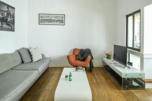 TV a/nebo společenská místnost v ubytování Bright 1BR Apt w Parquet Floor in the City by Sea N' Rent