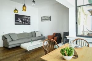 Posezení v ubytování Bright 1BR Apt w Parquet Floor in the City by Sea N' Rent