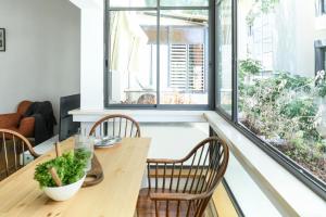 Foto de la galeria de Bright 1BR Apt w Parquet Floor in the City by Sea N' Rent a Tel Aviv
