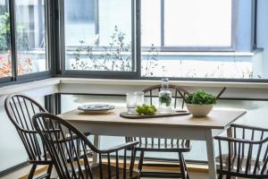 Foto de la galeria de Bright 1BR Apt w Parquet Floor in the City by Sea N' Rent a Tel Aviv