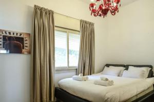 Foto de la galeria de Bright 1BR Apt w Parquet Floor in the City by Sea N' Rent a Tel Aviv