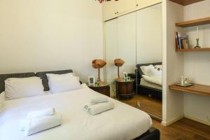 Foto de la galeria de Bright 1BR Apt w Parquet Floor in the City by Sea N' Rent a Tel Aviv