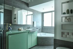 Foto de la galeria de Bright 1BR Apt w Parquet Floor in the City by Sea N' Rent a Tel Aviv