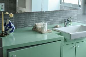 Foto de la galeria de Bright 1BR Apt w Parquet Floor in the City by Sea N' Rent a Tel Aviv
