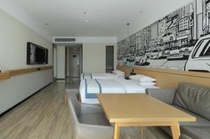 un salon avec un lit et un canapé dans l'établissement City Comfort Inn Yongzhou Xiaoxiang Bridge Xinhua Bookstore, à Guzhuting