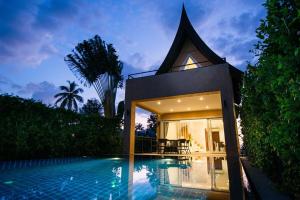 una villa con piscina por la noche en Blue Chill private Pool Villa - Koh Chang, en Ko Chang