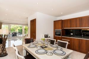 Una cocina y un comedor con mesa y sillas. en Blue Chill private Pool Villa - Koh Chang, en Ko Chang