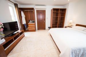 Un dormitorio con una cama grande y un televisor. en Blue Chill private Pool Villa - Koh Chang, en Ko Chang 22 fotos más