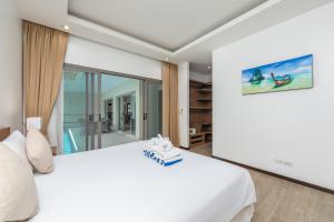 Кровать или кровати в номере VILLA BOND| 3 Bedrooms | Private Pool | 3 min to Naiharn Beach +21 фотография