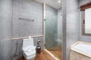 Ванная комната в VILLA BOND| 3 Bedrooms | Private Pool | 3 min to Naiharn Beach