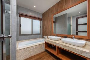 Ванная комната в VILLA BOND| 3 Bedrooms | Private Pool | 3 min to Naiharn Beach