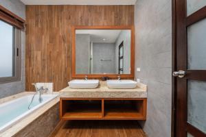 Ванная комната в VILLA BOND| 3 Bedrooms | Private Pool | 3 min to Naiharn Beach