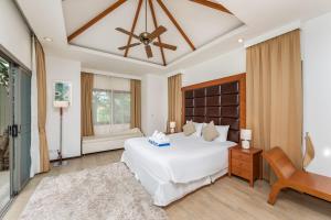 Кровать или кровати в номере VILLA BOND| 3 Bedrooms | Private Pool | 3 min to Naiharn Beach