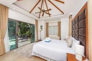 Кровать или кровати в номере VILLA BOND| 3 Bedrooms | Private Pool | 3 min to Naiharn Beach