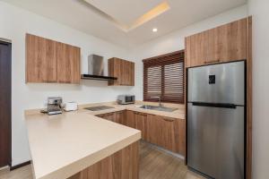 Кухня или мини-кухня в VILLA BOND| 3 Bedrooms | Private Pool | 3 min to Naiharn Beach
