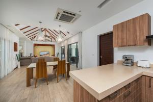 Кухня или мини-кухня в VILLA BOND| 3 Bedrooms | Private Pool | 3 min to Naiharn Beach
