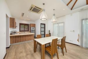 Кухня или мини-кухня в VILLA BOND| 3 Bedrooms | Private Pool | 3 min to Naiharn Beach
