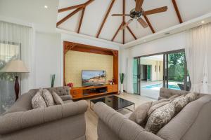 Телевизор и/или развлекательный центр в VILLA BOND| 3 Bedrooms | Private Pool | 3 min to Naiharn Beach