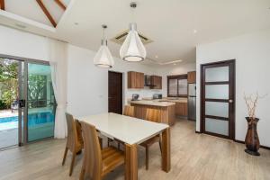 Кухня или мини-кухня в VILLA BOND| 3 Bedrooms | Private Pool | 3 min to Naiharn Beach
