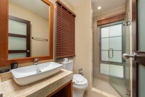 Ванная комната в VILLA BOND| 3 Bedrooms | Private Pool | 3 min to Naiharn Beach