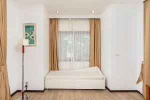 Кровать или кровати в номере VILLA BOND| 3 Bedrooms | Private Pool | 3 min to Naiharn Beach