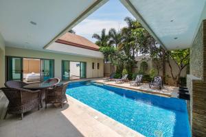 Бассейн в VILLA BOND| 3 Bedrooms | Private Pool | 3 min to Naiharn Beach или поблизости