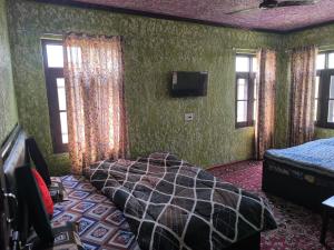 Postel nebo postele na pokoji v ubytování HOTEL SUNLIGHT SRiNAGAR