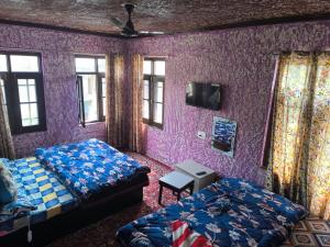 Postel nebo postele na pokoji v ubytování HOTEL SUNLIGHT SRiNAGAR