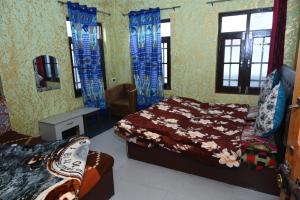 Postel nebo postele na pokoji v ubytování HOTEL SUNLIGHT SRiNAGAR