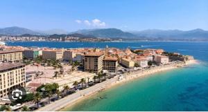 Una vista aérea de una playa con edificios y el océano. en STUDIO SPACIEUX TOUT CONFORT CITE IMPERIALE, en Ajaccio