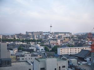 Nespecifikovaný výhled na destinaci Kjóto nebo výhled na město při pohledu z aparthotelu + 37 fotografií