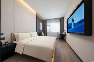 Rúm í herbergi á Atour Hotel Beijing Zhongguancun Software Park West Shangdi Road