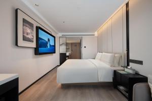 Rúm í herbergi á Atour Hotel Beijing Zhongguancun Software Park West Shangdi Road