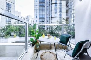 un balcone con tavolo e sedie e vista sulla città di Charming 1BR Apt w Balcony In the Heart of TLV with Mamad by Sea N' Rent a Tel Aviv
