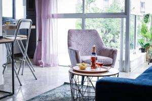 una bottiglia di vino su un tavolo in soggiorno di Charming 1BR Apt w Balcony In the Heart of TLV with Mamad by Sea N' Rent a Tel Aviv