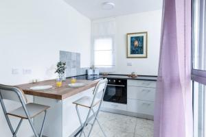 Cucina o angolo cottura di Charming 1BR Apt w Balcony In the Heart of TLV with Mamad by Sea N' Rent